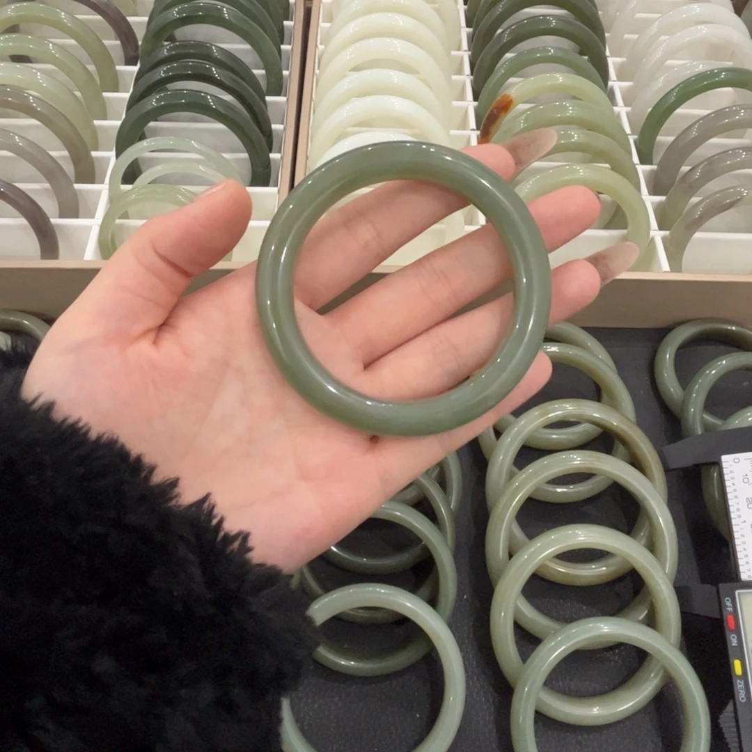 和田玉未镶嵌手镯