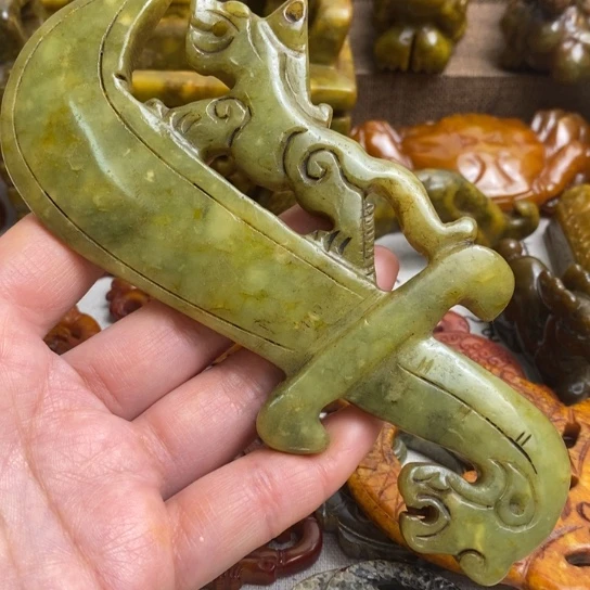 蛇纹石玉足铂镶嵌颈饰