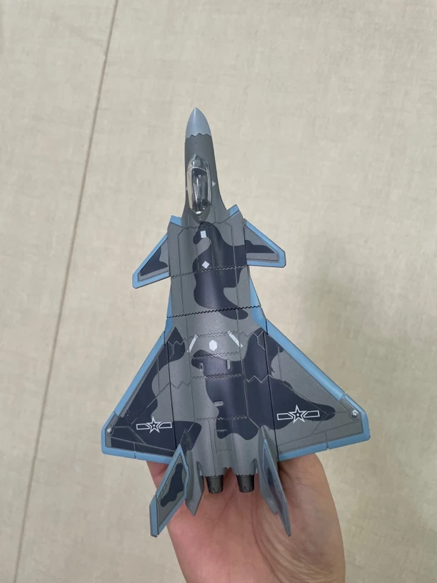 〖歼20战斗机拼装模型〗1:100比例，ABS工程塑料材质，需要自己拼装