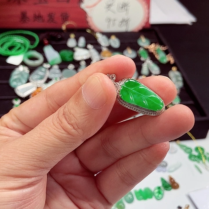 翡翠18K金镶嵌颈饰