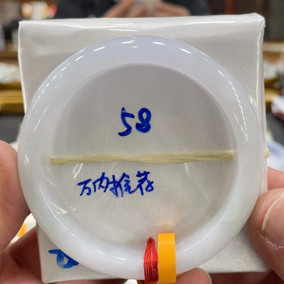 翡翠手镯未镶嵌一***菜翡翠