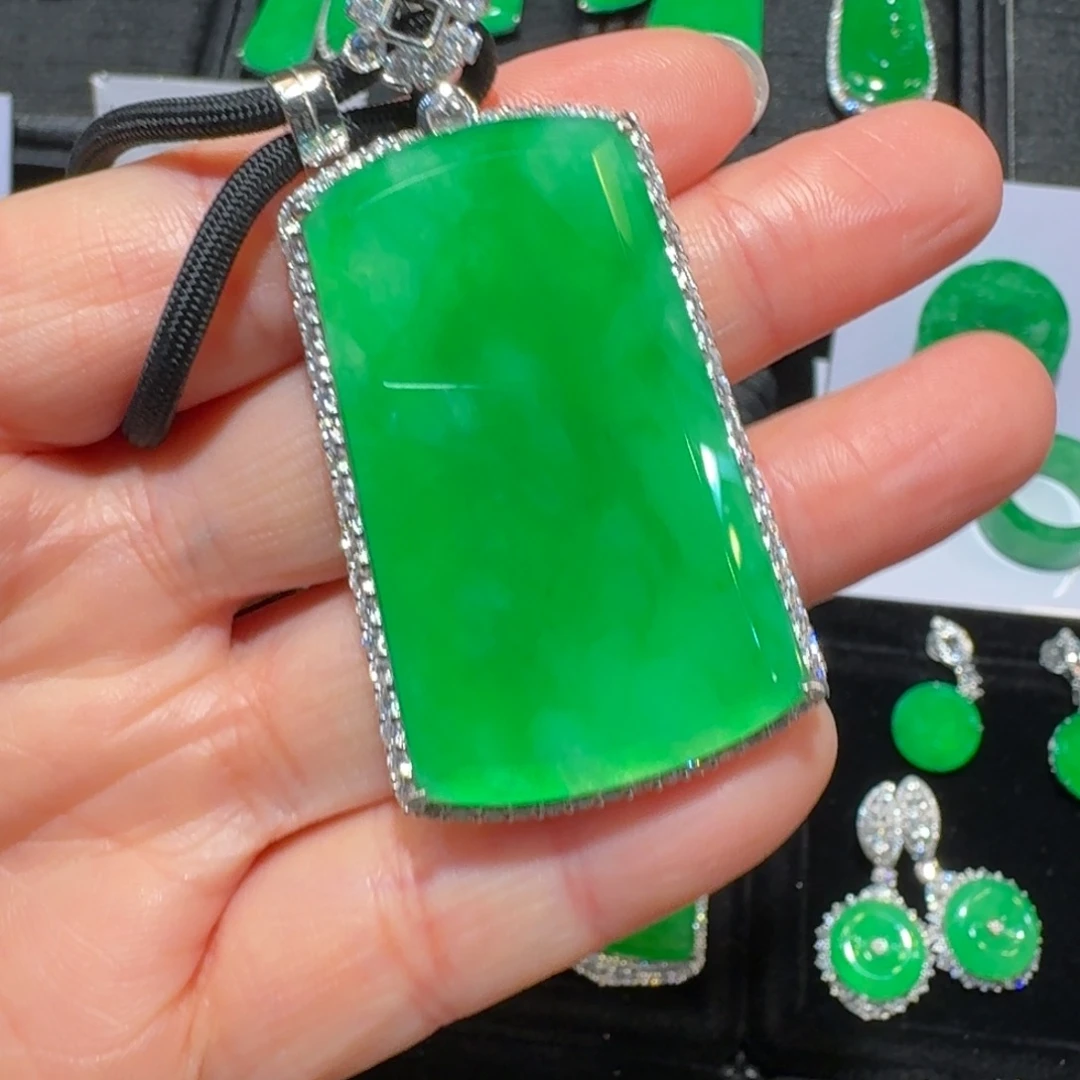 北***_翡翠18K金镶嵌颈饰