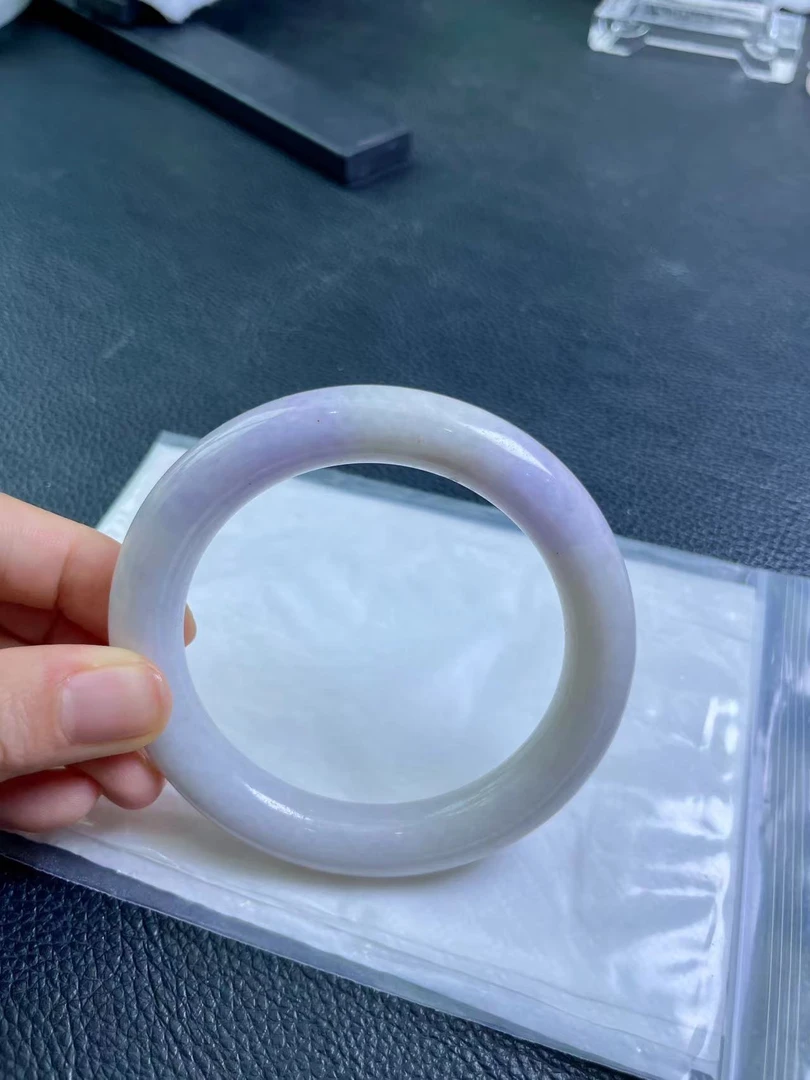 翡翠A货手镯胖圆条带色