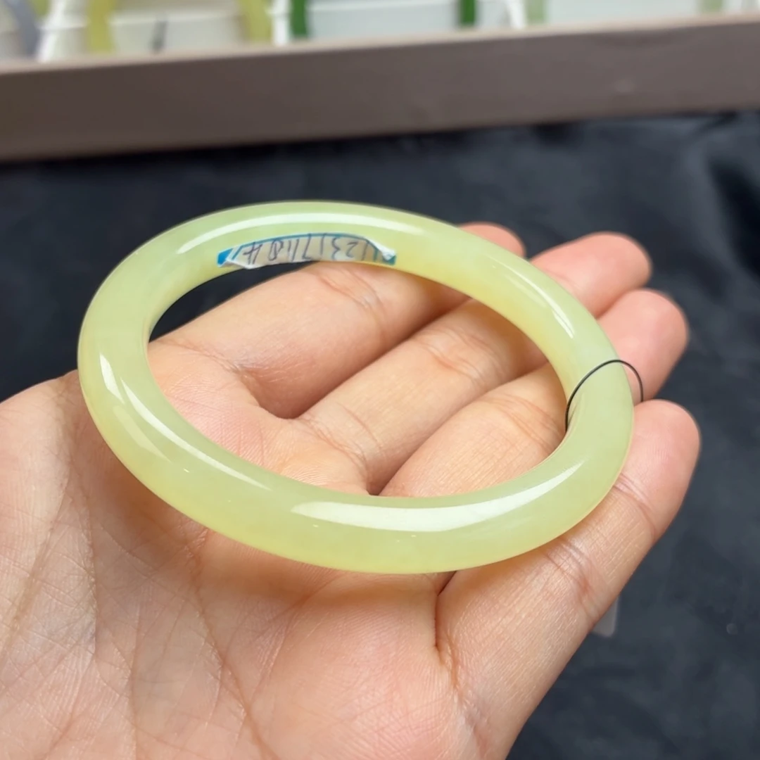 颜***花和田玉未镶嵌手镯冰黄口53圈