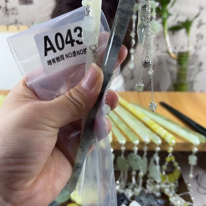 蛇纹石玉戒指合金王**贝