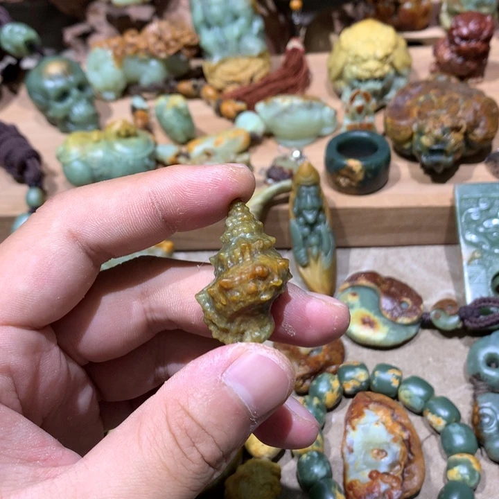 未镶嵌岫岩河磨玉（透闪石质玉）挂件