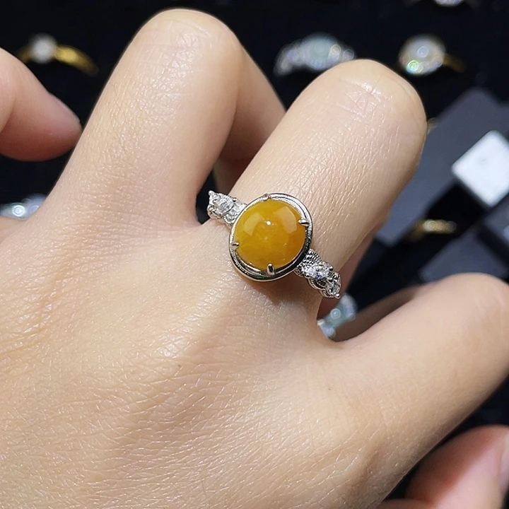 翡翠未镶嵌颈饰戒指