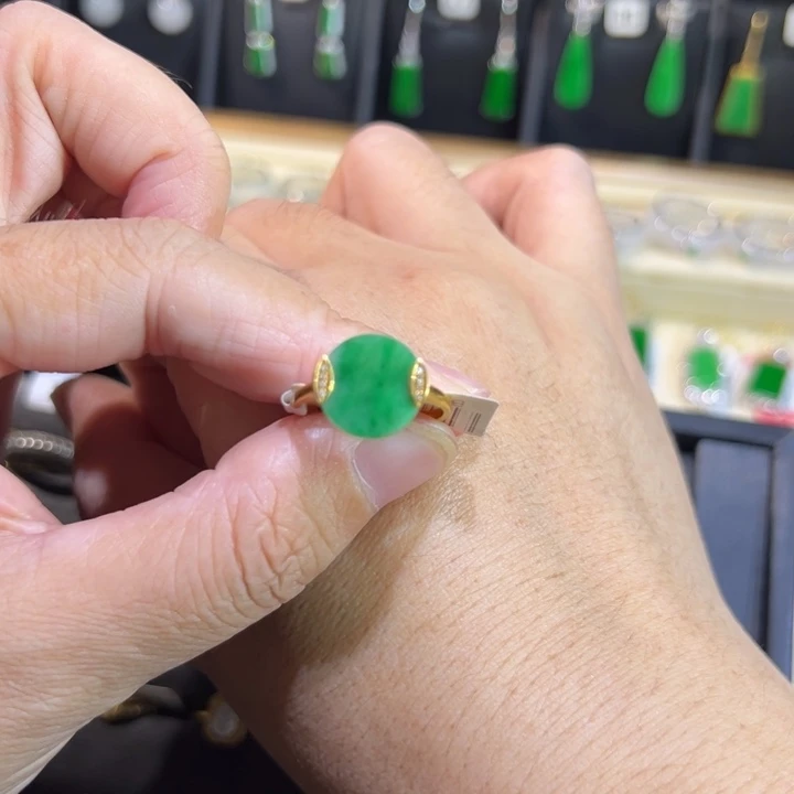 翡翠18K金镶嵌颈饰戒指