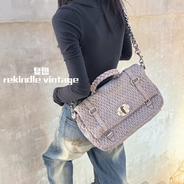 95新 MIU MIU/缪缪 复燃精选/MiuMiu 藕粉色褶皱邮差包