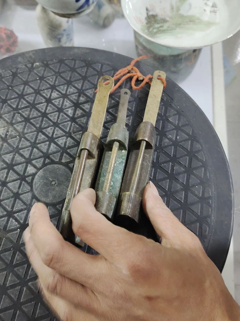 铜的锁，铜的锁，后来配的钥匙可以打开。