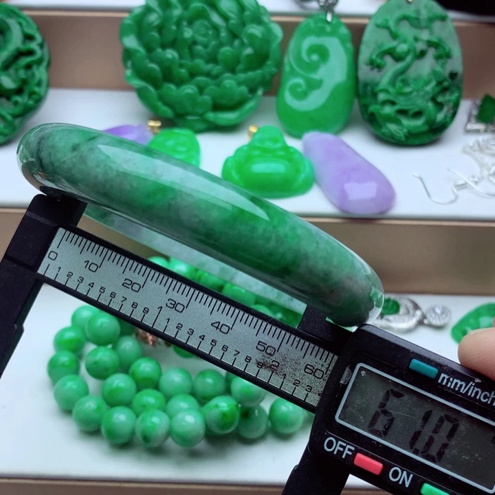 翡翠未镶嵌手镯…．．