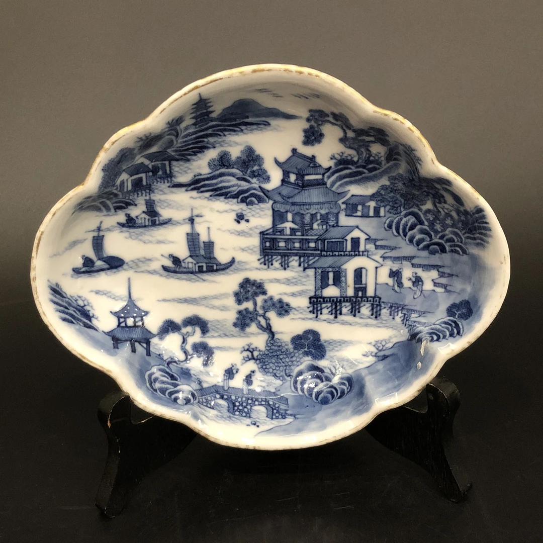 25090701清乾隆青花亭台楼阁山水纹海棠盘 长22.2cm