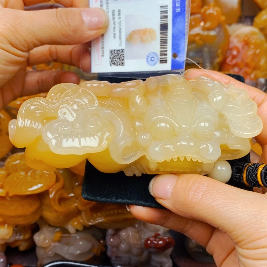 未镶嵌石英质玉（黄龙玉）颈饰