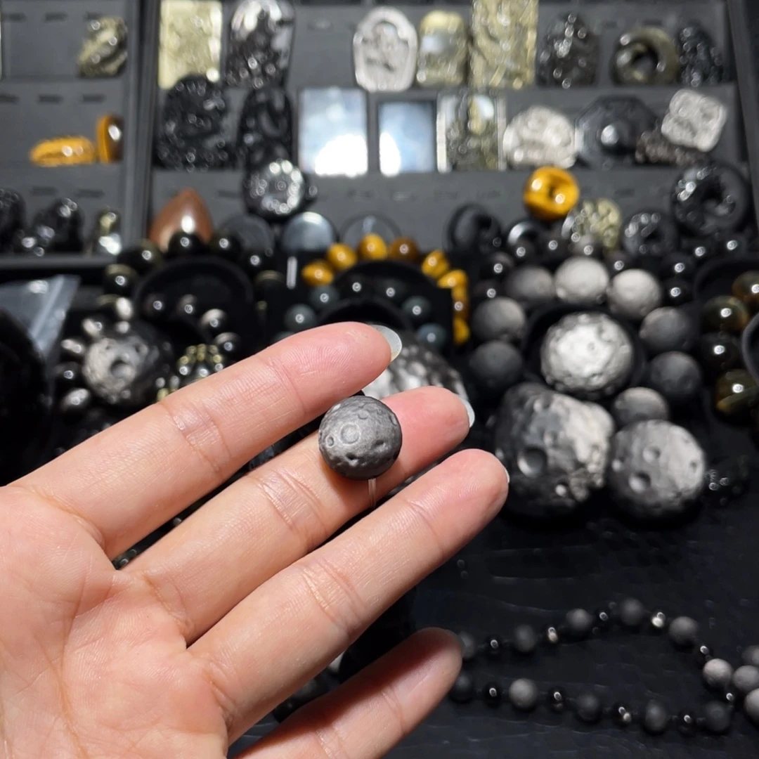 娘***拽黑曜岩未镶嵌珠宝奇石