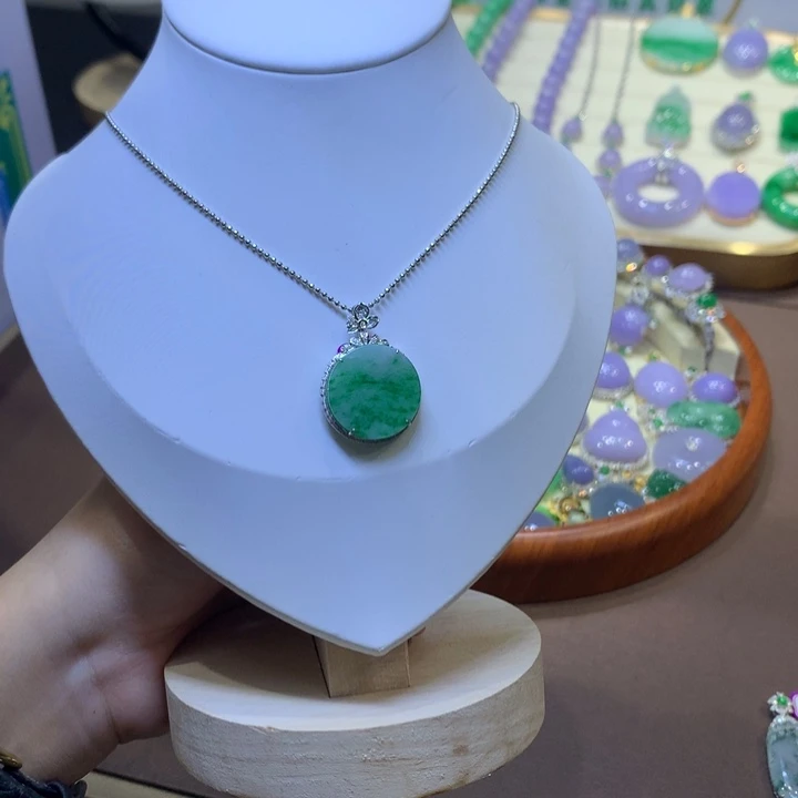 颈饰18K金镶嵌翡翠翡翠（不含链）