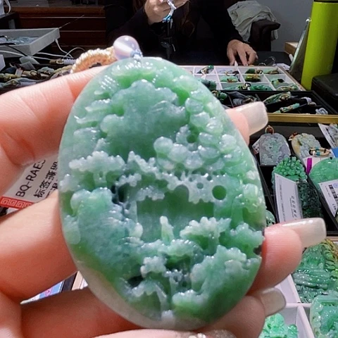翡翠未镶嵌颈饰一个