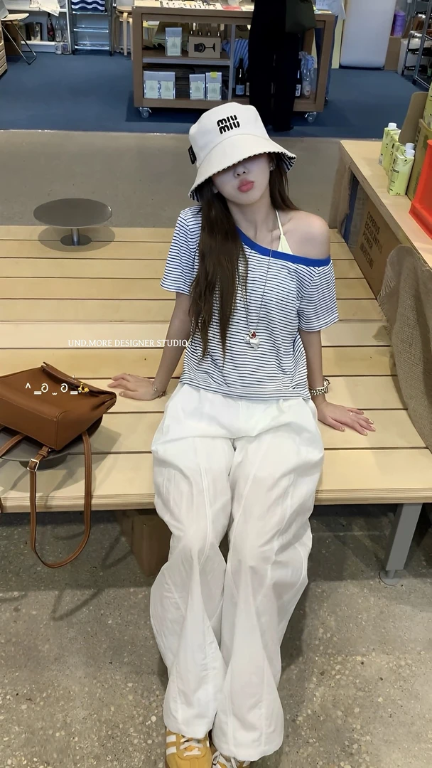 UND（3740#）简约气质条纹斜肩短袖