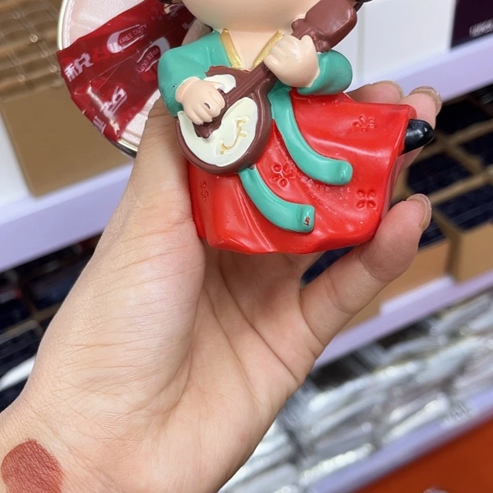自然杨树林粉色皮革陶瓷娃娃