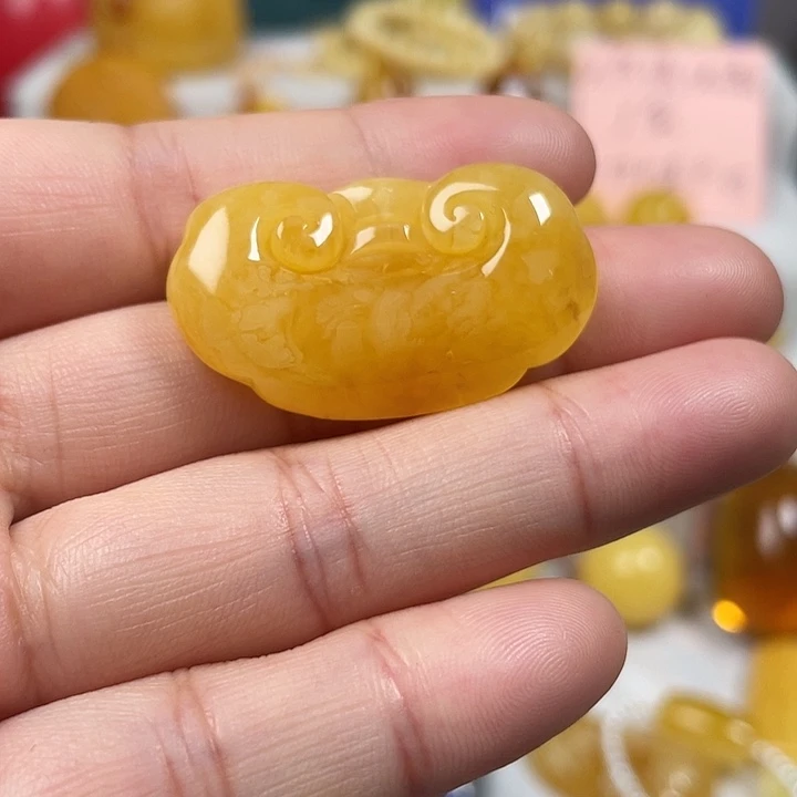 蜜蜡未镶嵌颈饰如意