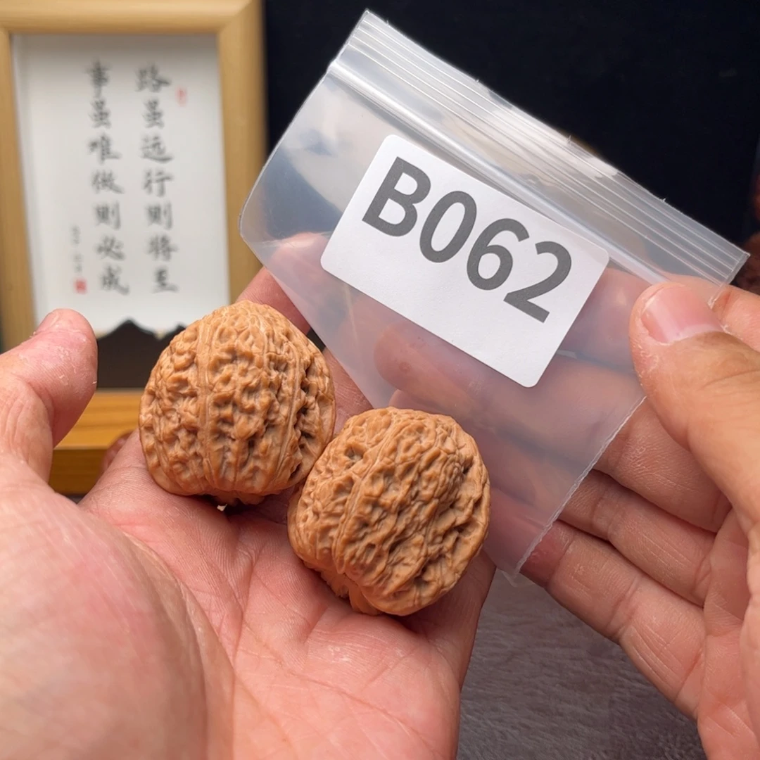 H***i把件文玩核桃39绣球b062