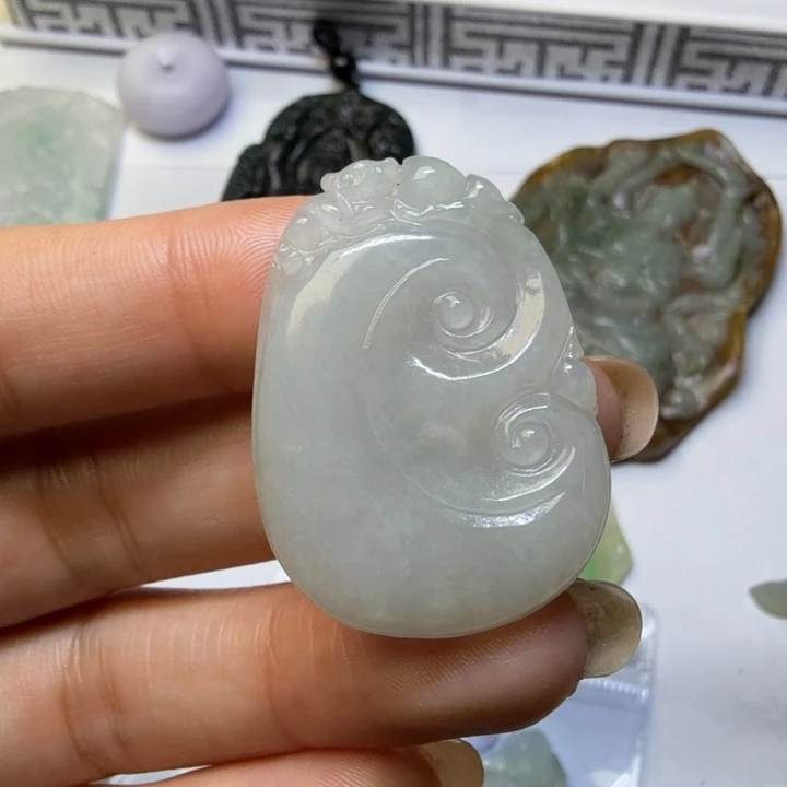 翡翠未镶嵌颈饰如意