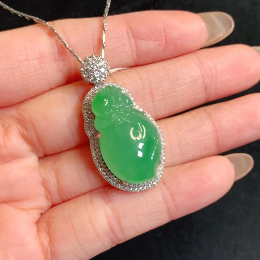 【闪购商品】颈饰18K金镶嵌翡翠寿桃