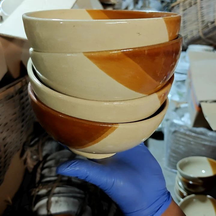 瓷片盘子碗茶壶啥都有