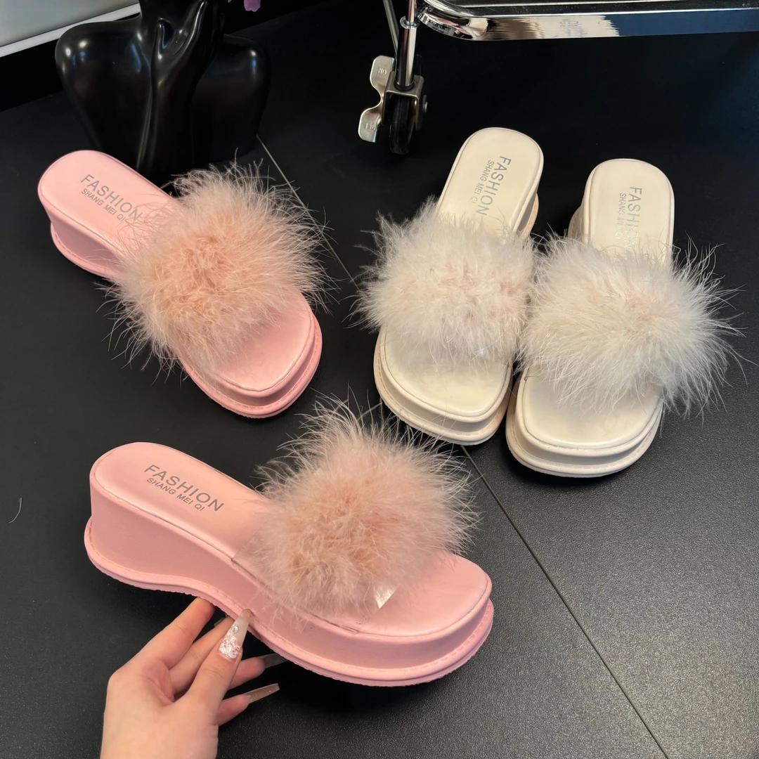 2025年夏季时尚简约软底外穿女厚底仙女风一字毛毛款网红坡跟拖鞋