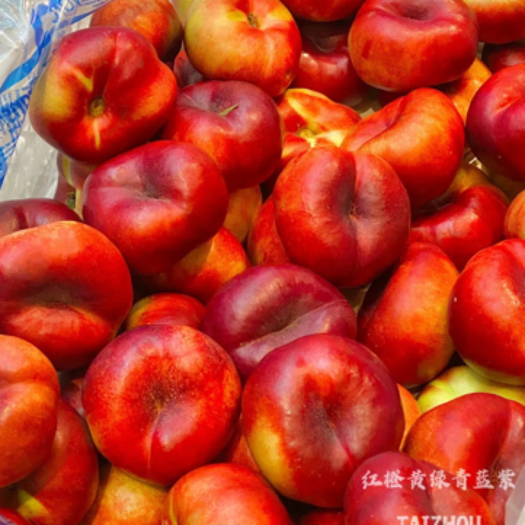 油蟠桃  脆甜  备注黄或者红 一盒 一斤桃子同城送蟠桃
