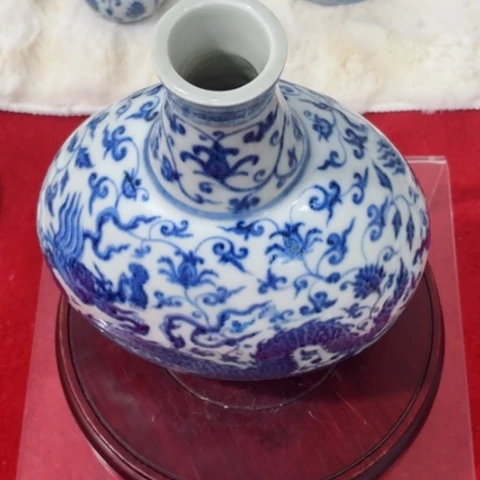 似****2一个青花龙纹扁瓶