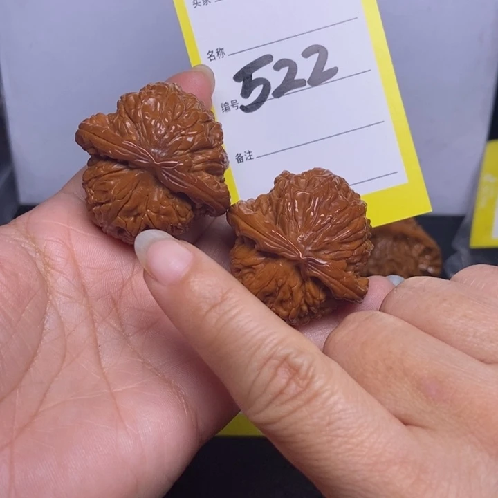 文玩核桃吊坠522/40闷白反油
