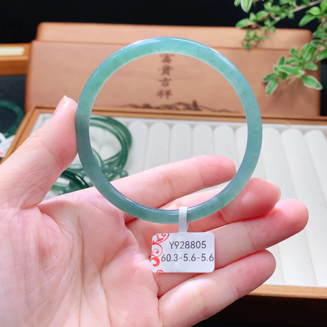 翡翠未镶嵌手镯（圆镯）