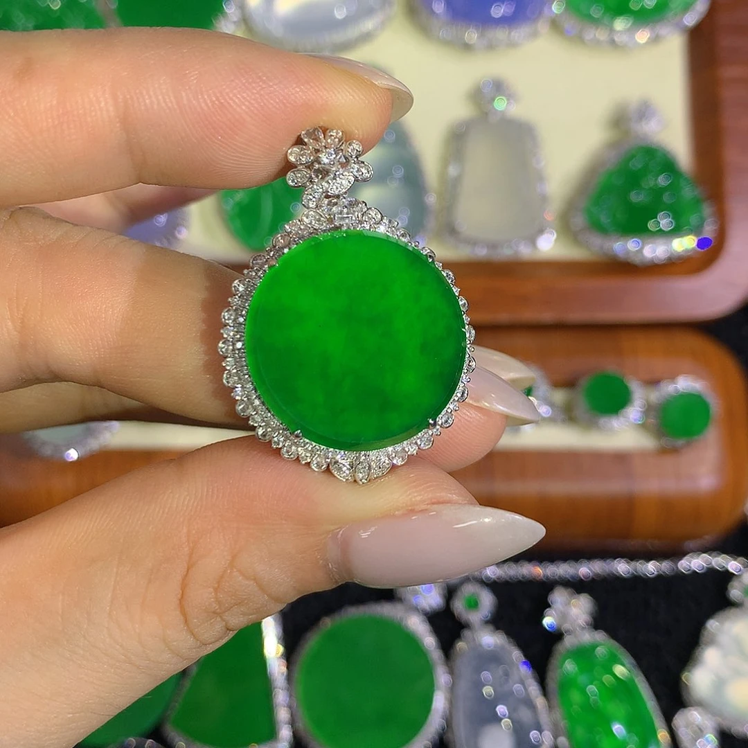 翡翠18K金镶嵌颈饰圆牌