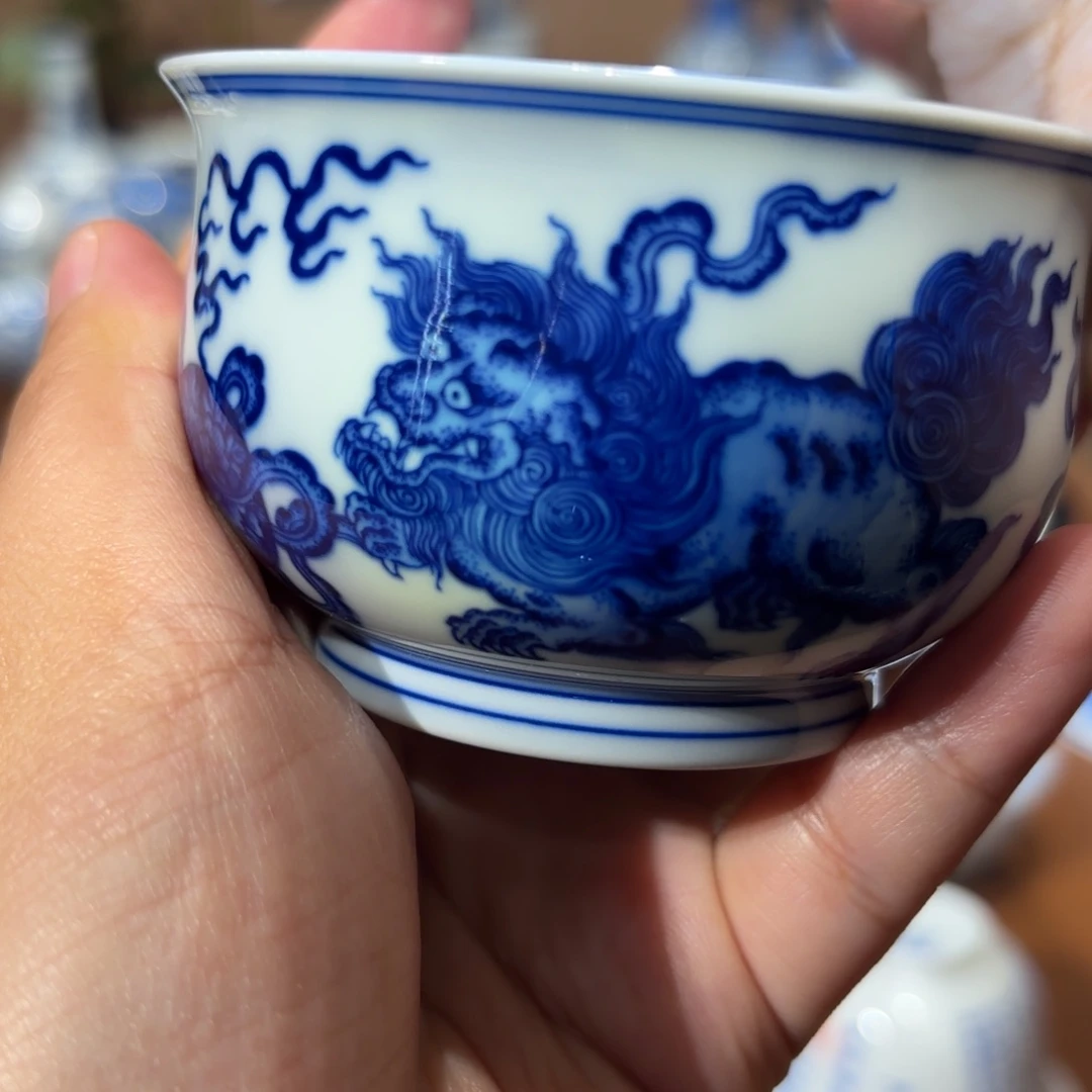 瓷狮子绣球主人杯………………