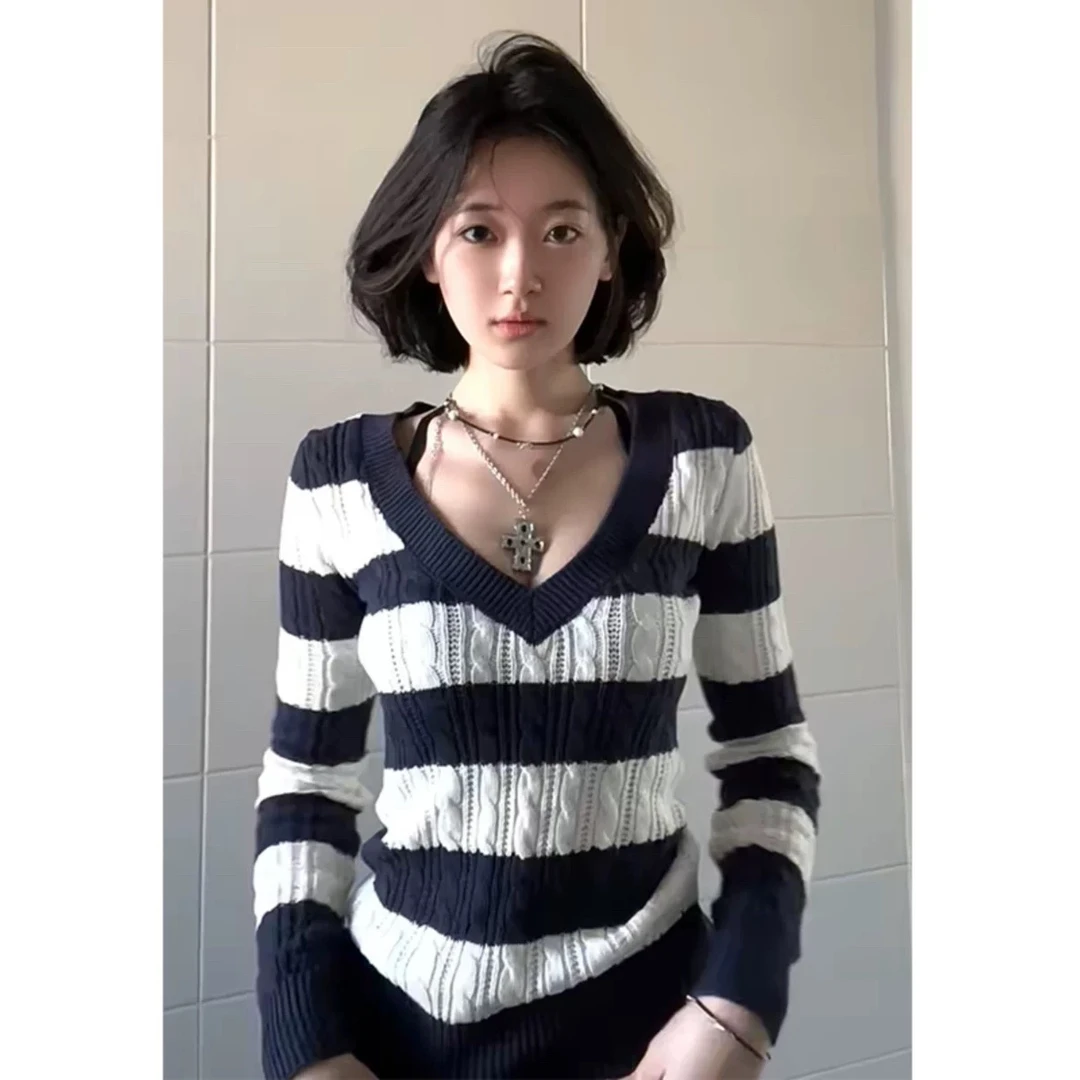 高级感穿搭撞色条纹V领麻花长袖T恤女2025欧若风修身针织打底衫