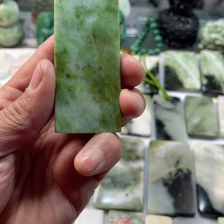 独山玉颈饰未镶嵌把***遍