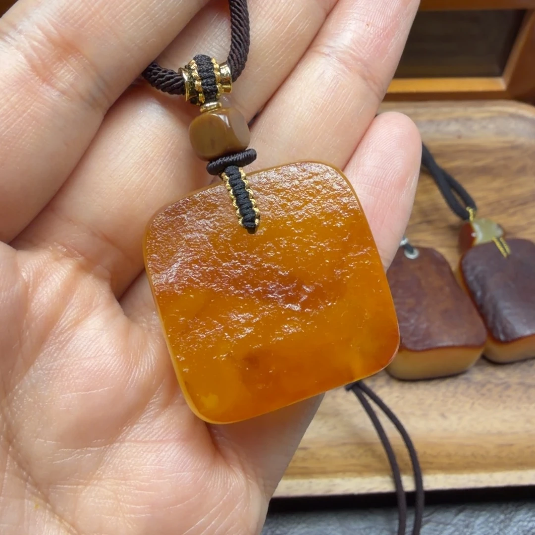 琥珀未镶嵌吊坠(赠链)