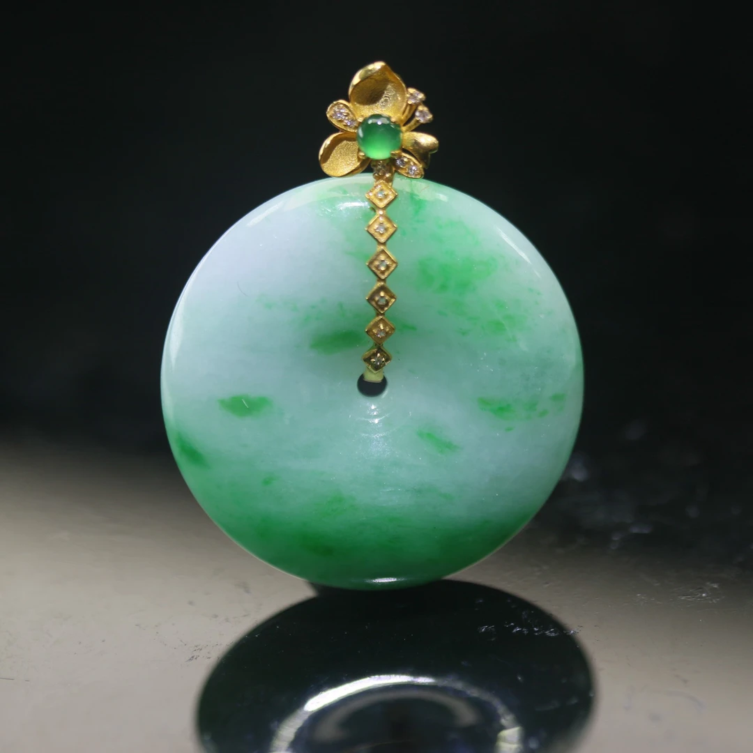 47天然缅甸翡翠A货18k金镶冰飘绿扣子/000167/北京银座拍卖
