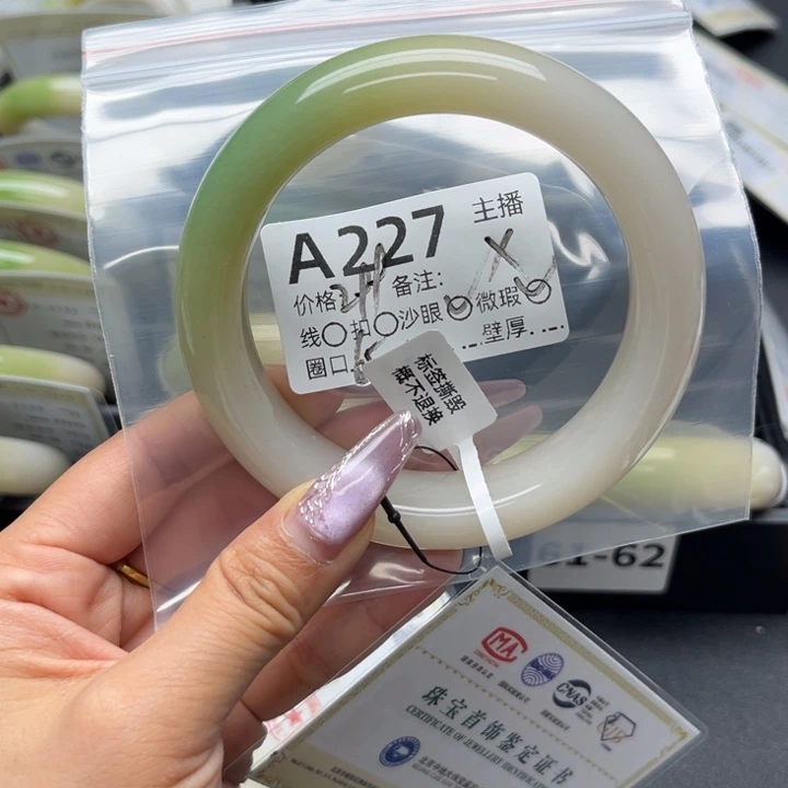 热***活石英岩玉手镯未镶嵌