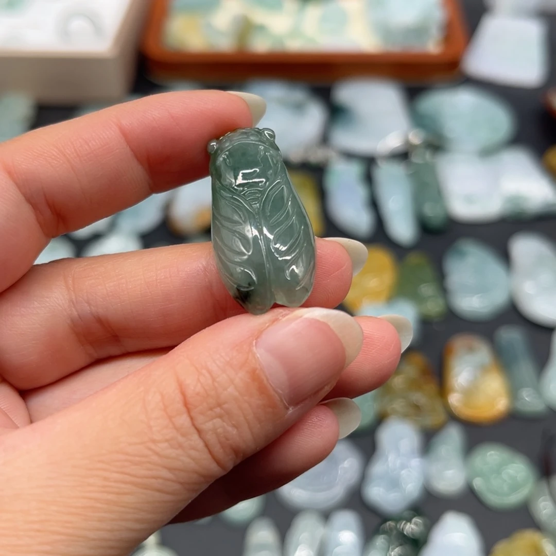 翡翠未镶嵌颈饰蝉