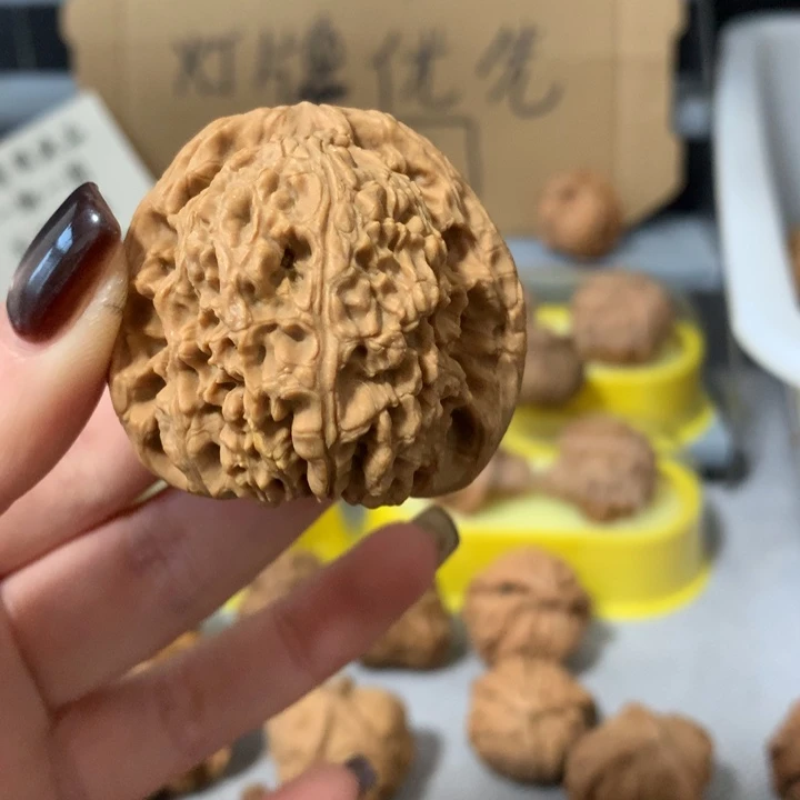 鸿***吊坠文玩核桃异形单只，有瑕疵