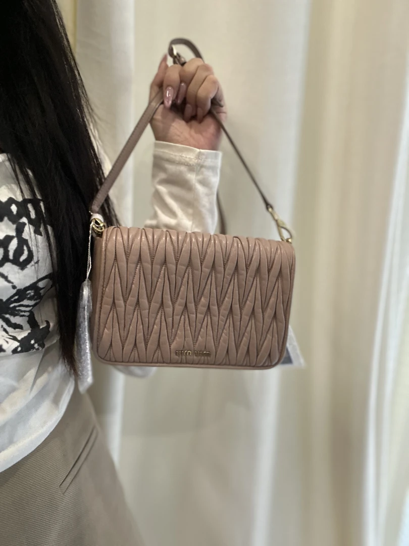 95新 MIU MIU/缪缪 优雅褶皱防水布单肩包手提斜挎包