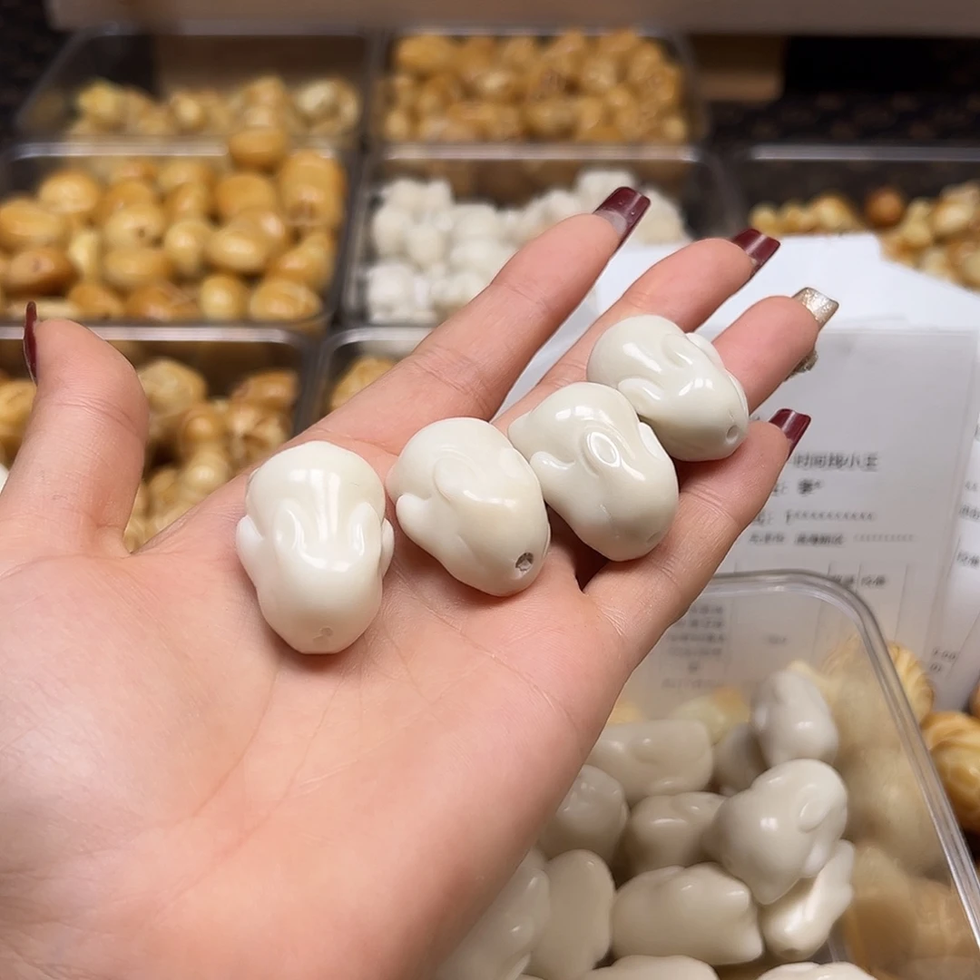 手串菩提根/象牙果微瑕白趴趴兔4颗有裂