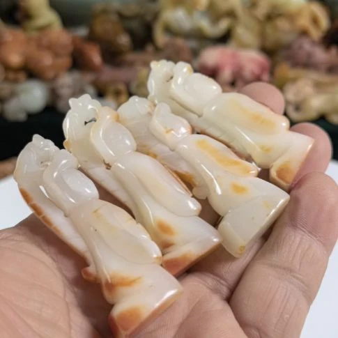 明***明玛瑙/玉髓未镶嵌和田玉质如图所示配饰