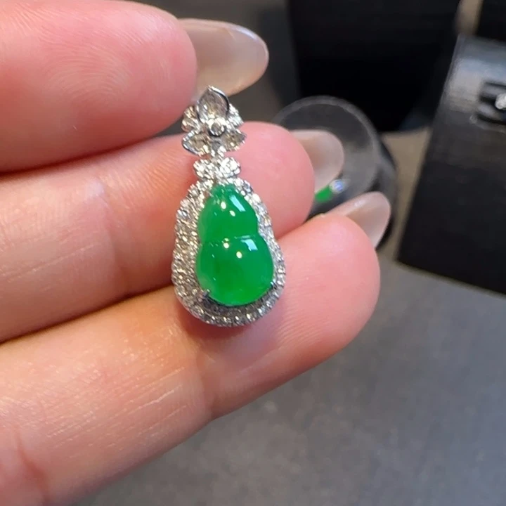 翡翠18K金镶嵌颈饰L葫芦