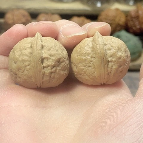 文玩核桃把件西王元宝带彩手捻33