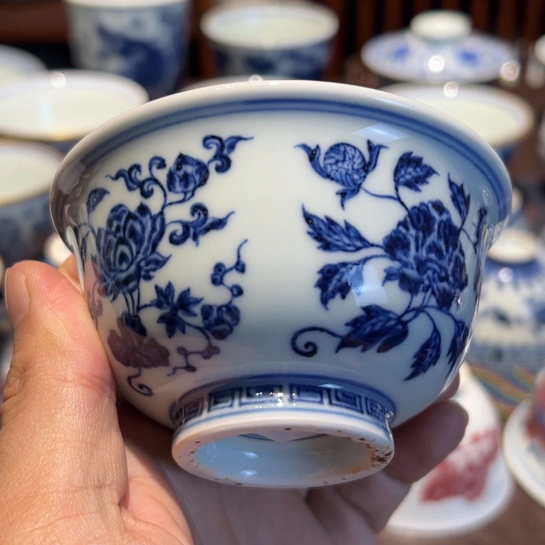 精品青花四面花卉压手杯口径约9.3厘米