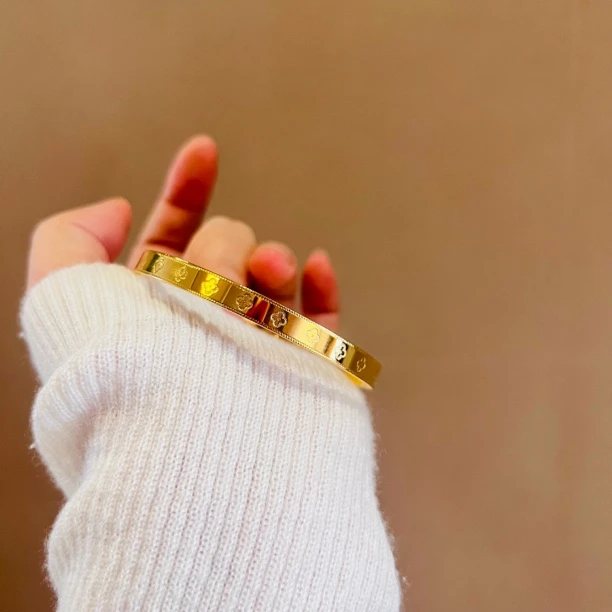 铜合金手镯 四叶草闭口手镯方镯时尚轻奢气质窄版不掉色