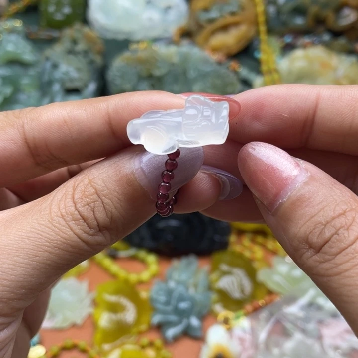 蛇纹石玉未镶嵌颈饰