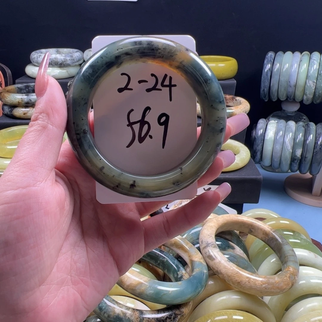 柒***瑤蛇纹石玉未镶嵌手镯